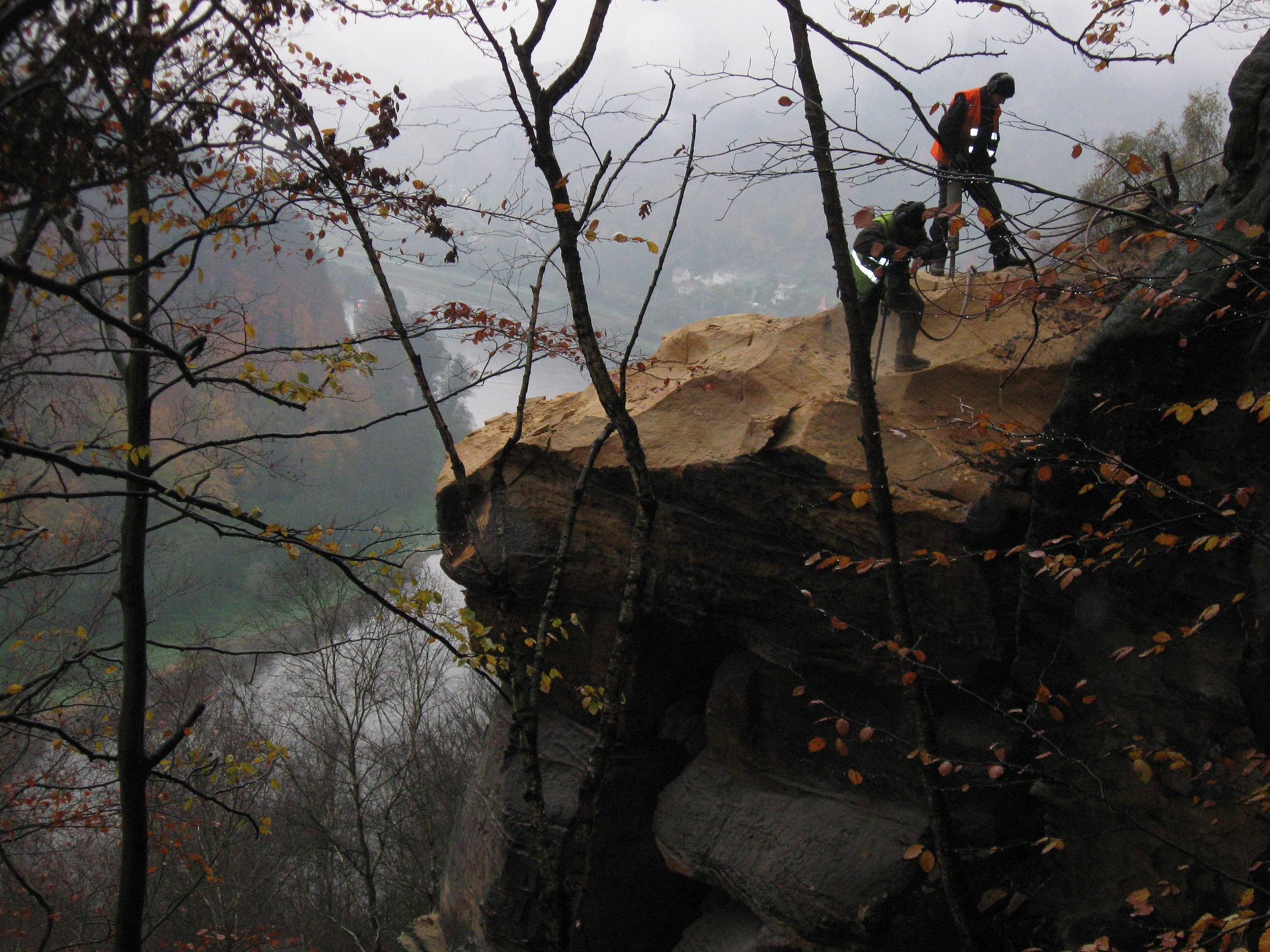 Stabilization of rock towers in the rail section Děčín - state border